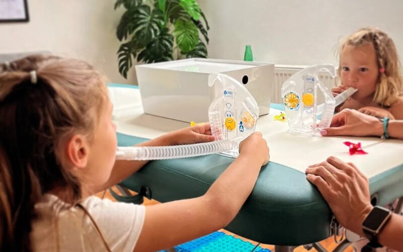 Deti počas dychového cvičenia v rámci respiračnej fyzioterapie podľa BradCliff Breathing Method