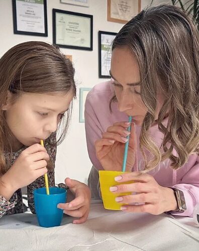 Veronika Mihalská pri práci s dieťaťom – ukážka respiračnej fyzioterapie zameranej na vedomé dýchanie a hravé cvičenia pre deti