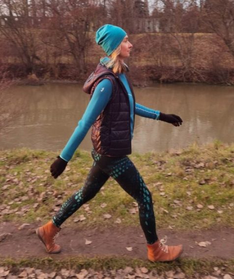 žena vertikálny chôdza rehabilitácia pohybová terapia